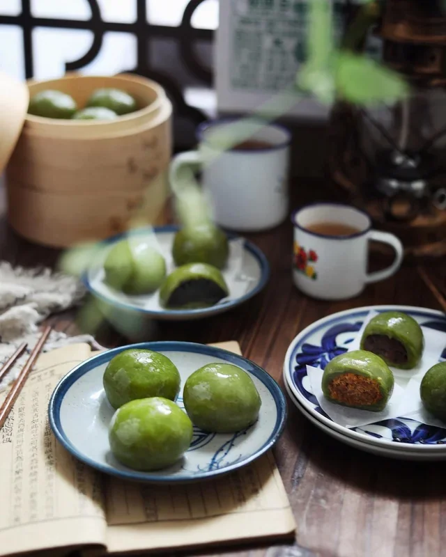 Did you know that a traditional food for this festivity is the Qingtuan (青团)? It is a sweet made of rice flour, and it has an inner stuffing of red bean paste. They are sweet and soft, with a glutinous consistency and a really unique taste.