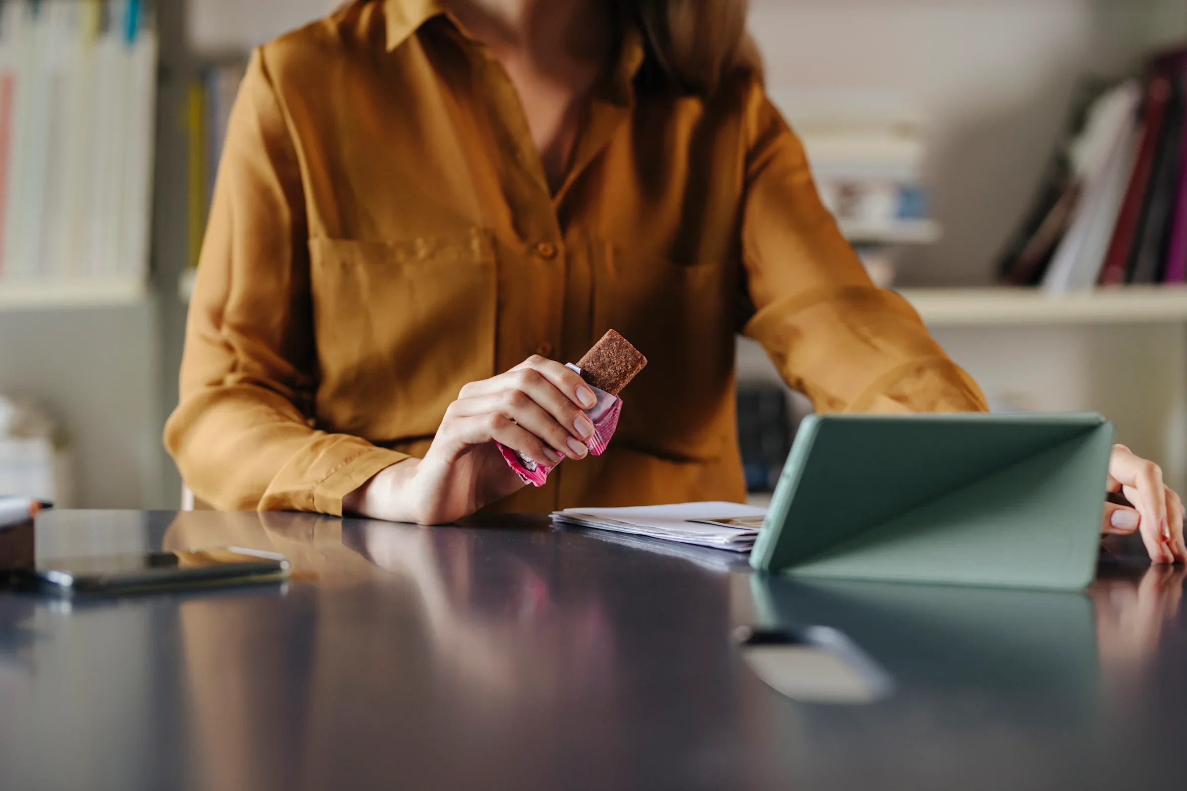 Protein bars are easy to grab and snack on when you're famished between meetings or on the go, but they're often packed with sugar. (FreshSplash via Getty Images)