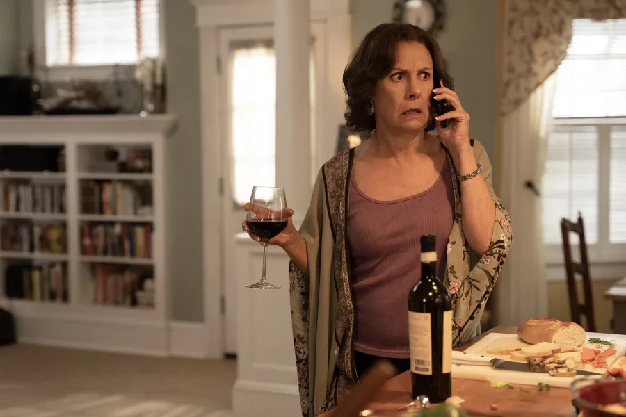 Laurie Metcalf as Linda.  Spencer Pazer/Netflix
