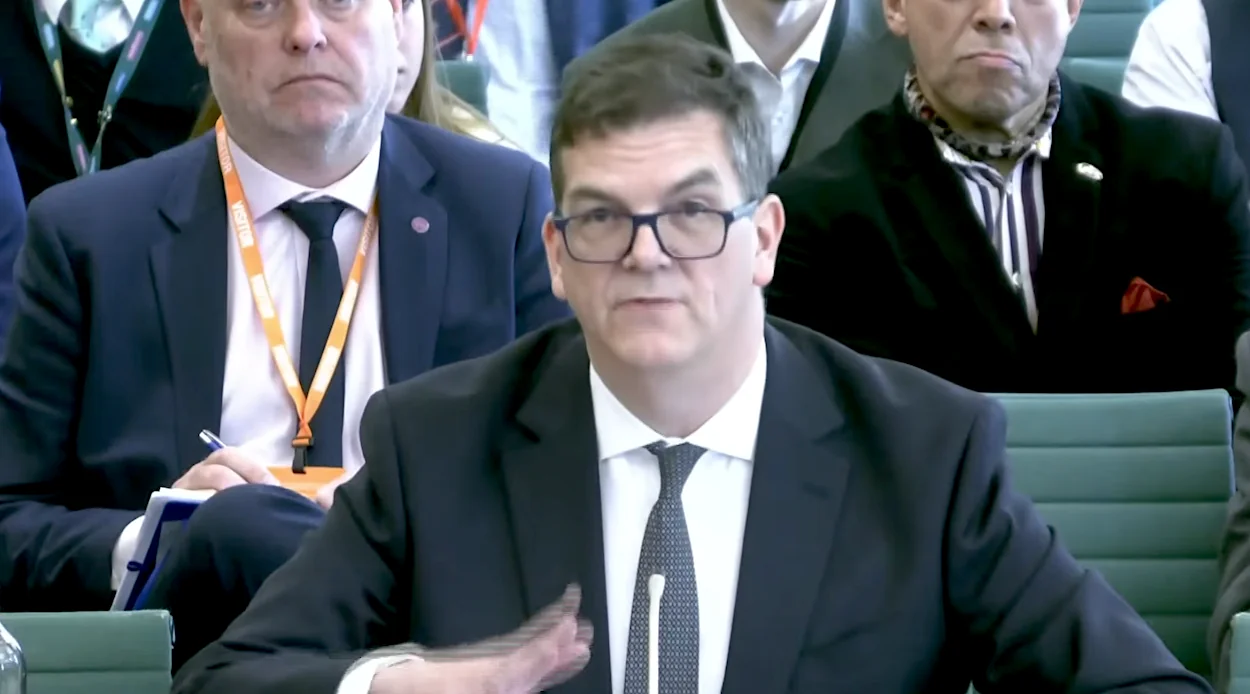 An unflashy Olly Robbins mauls Keir Starmer