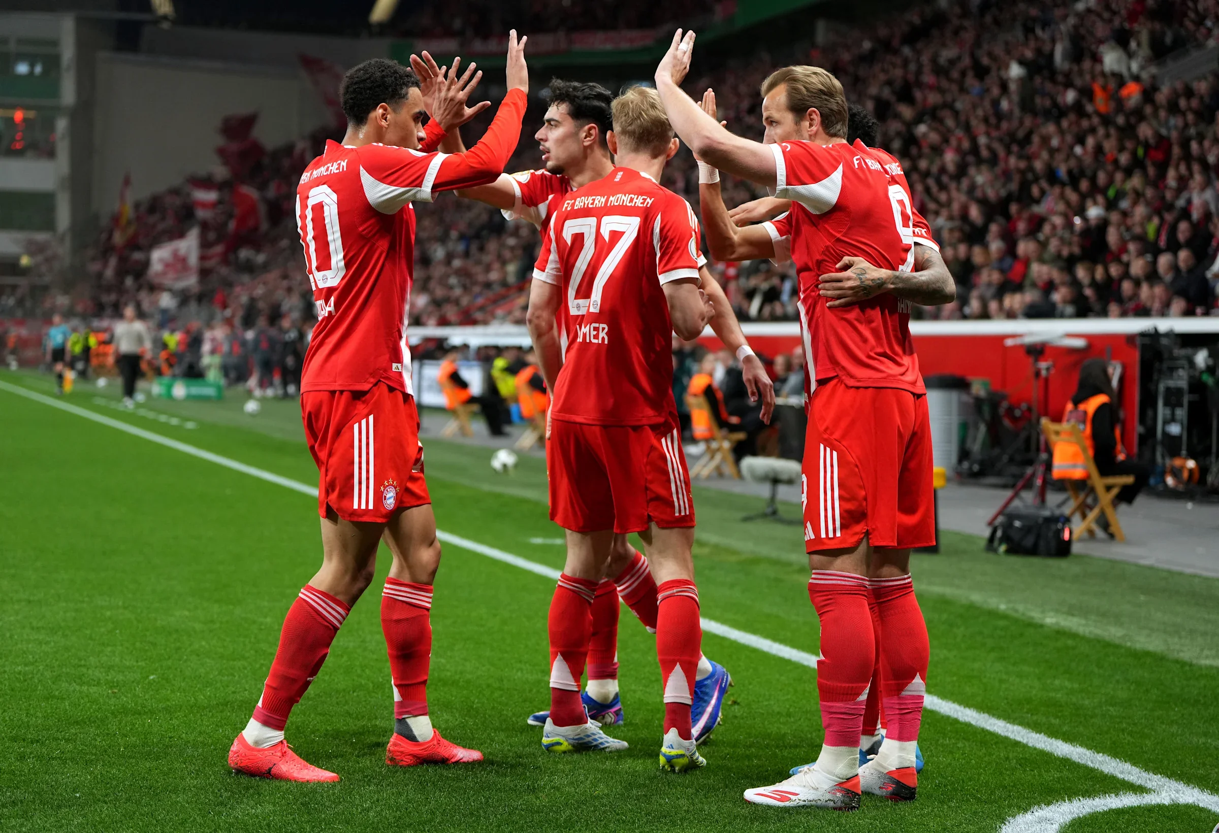 LEVERKUSEN, GERMANY - APRIL 22: Harry Kane of FC Bayern Munich celebrates scoring his team's first goal with teammates during the DFB Cup semifinal match between Bayer 04 Leverkusen and FC Bayern München at BayArena on April 22, 2026 in Leverkusen, Germany. (Photo by Pau Barrena/Getty Images) | Getty Images
