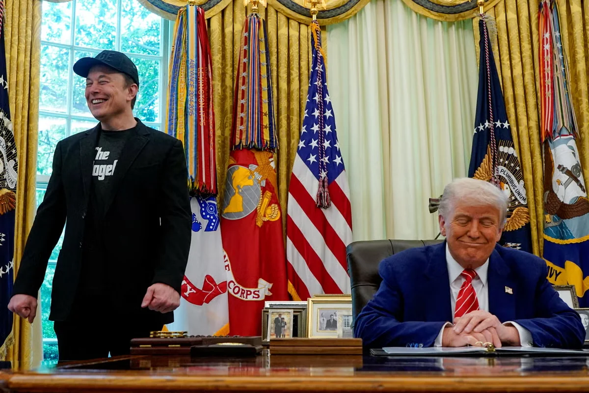 Elon Musk seems distracted as he stands alongside President Donald Trump in the Oval Office on his last official day as a special government employee. (Screengrab / Pool)