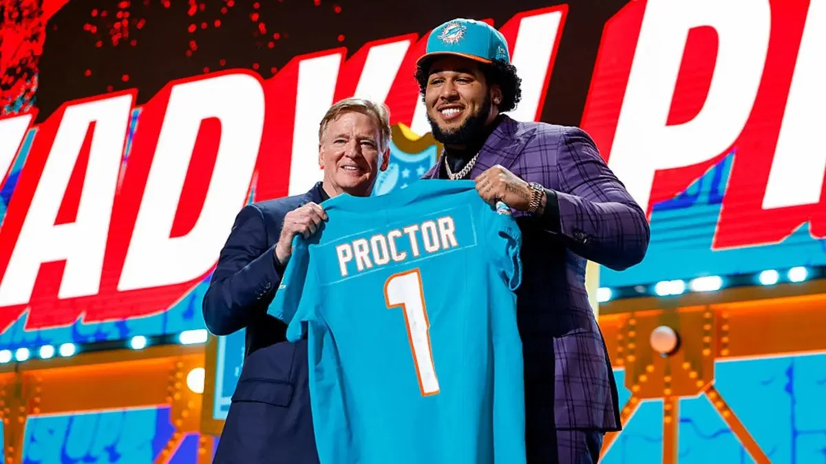 Kadyn Proctor of Alabama poses with NFL Commissioner Roger Goodell after being selected 12th overall by the Miami Dolphins during the first round of the 2026 NFL Draft at Acrisure Stadium in Pittsburgh, Pa., on April 23, 2026. (Lauren Leigh Bacho/Getty Images)
